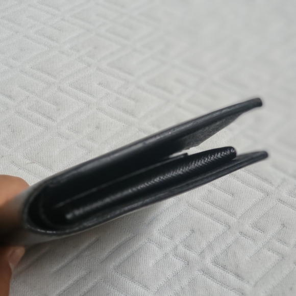 Louis Vuitton Epi Leather Bifold Wallet.. Authentic!! - Picture 4 of 13